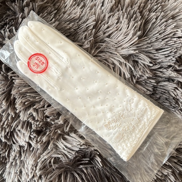 VTG 1950’s dead stock white beaded gloves - Picture 6 of 6
